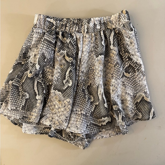 Like new Show Me Your Mumu Shorts! - Picture 5 of 6